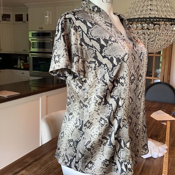 Marina Rinaldi Italy silky V neck animal print short sleeve pull over - Picture 4 of 8